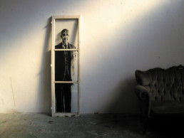 Judith Marin Anniversaire fenêtre peinte acrylique noir et blanc portrait inspiré des photographies de Patrick Faigenbaum