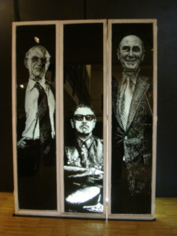 Judith Marin Milton, Augusto, Hugh et les autres triptyque de fenêtres peintes en noir et blanc Friedman Pinochet Monsanto théorie du choc Naomi Klein